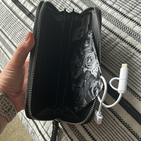 Adrienne Vittadini charging wallet - Picture 2 of 2